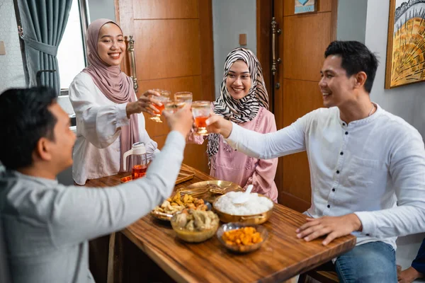 Group Muslim Friends Cheers Glasses While Breaking Fast Dining Table — Fotografia de Stock