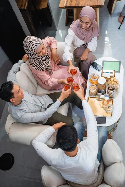 Vista Superior Das Famílias Muçulmanas Reúnem Enquanto Celebra Idul Fitri — Fotografia de Stock