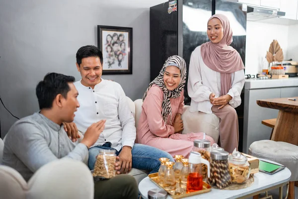 Teman Teman Muslim Tertawa Bersama Sambil Merayakan Idul Fitri Rumah — Stok Foto