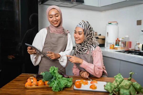 Dua Teman Dengan Hijab Mencari Tablet Dan Belajar Untuk Membuat — Stok Foto