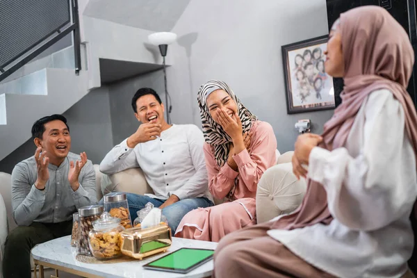 Muszlim Barátok Együtt Nevetnek Miközben Idul Fitrit Ünneplik Otthon — Stock Fotó