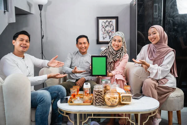 Müslüman Arkadaşlar Birlikte Dul Fitri Kutluyorlar Tablet Kullanıyorlar Boş Ekranı — Stok fotoğraf