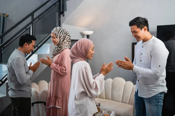 2人のイスラム教徒のカップルは 彼らがEidのお祝いの間に家で会うときにお互いを許すために手のジェスチャーで訪問します — ストック写真