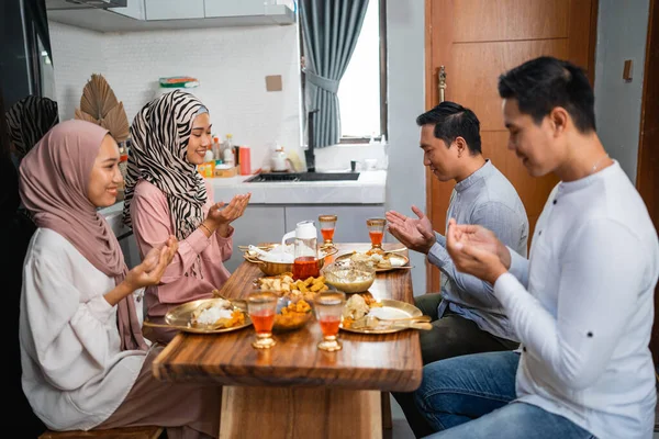Husband Wife Pray Meals Breaking Fast Together Home — Stok Foto