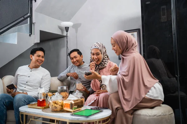 Muszlim Barátok Összeülnek Miközben Idul Fitrit Ünneplik Miközben Mobiltelefonnal Fotóznak — Stock Fotó