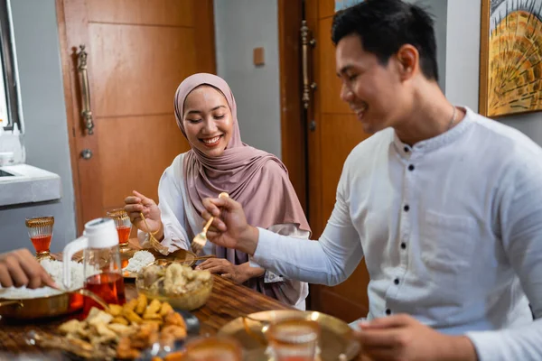 Potret Suami Dan Istri Sedang Makan Malam Bersama Sama Berpuasa — Stok Foto