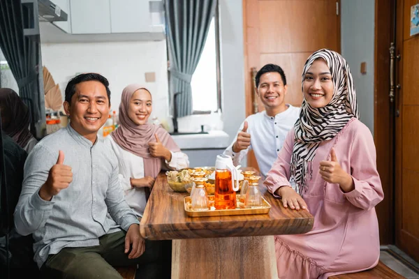 Retrato Asiático Pessoas Ter Jantar Juntos Mostrando Polegar Até Gesto — Fotografia de Stock