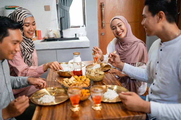 Prieteni Musulmani Fericiți Având Cina Iftar Împreună Domiciliu — Fotografie, imagine de stoc