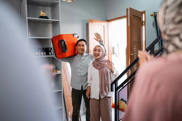Pareja Asiática Llevando Maletas Volviendo Casa Casa Familia Durante Eid — Foto de Stock