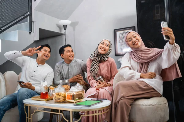 Teman Teman Muslim Berkumpul Bersama Sama Saat Merayakan Idul Fitri — Stok Foto