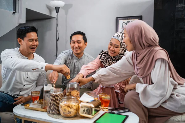 Muzułmańscy Przyjaciele Rozmawiają Podczas Jedzenia Przekąsek Słoika Podczas Wizyty Aby — Zdjęcie stockowe