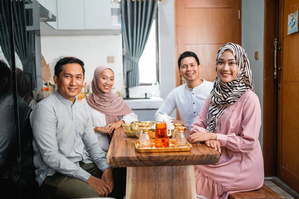 Potret Teman Bahagia Asia Makan Malam Rumah Bersama Sama — Stok Foto