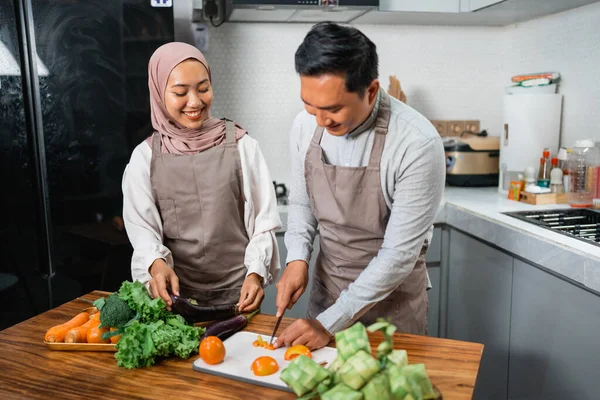 Щасливий Мусульманський Чоловік Дружина Насолоджуються Приготуванням Їжі Разом Кухні — стокове фото