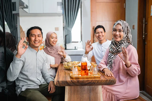Retrato Asiáticos Cenando Juntos Mostrando Pulgar Hacia Arriba Gesto —  Fotos de Stock