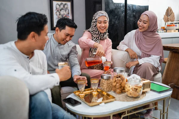 Famílias Muçulmanas Reúnem Enquanto Celebram Idul Fitri Bebendo Comendo Lanches — Fotografia de Stock