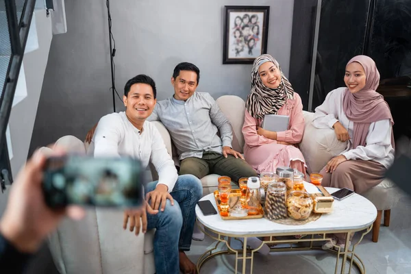 Teman Teman Muslim Berkumpul Bersama Sama Saat Merayakan Idul Fitri — Stok Foto