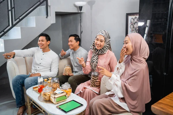 Müslüman Arkadaşlar Evde Televizyon Izlerken Birlikte Gülüyorlar — Stok fotoğraf