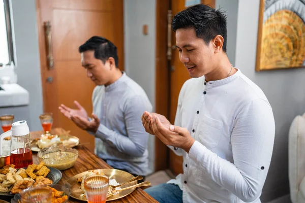 Азиатские Мужчины Молятся Перед Едой Собираются Столовой — стоковое фото