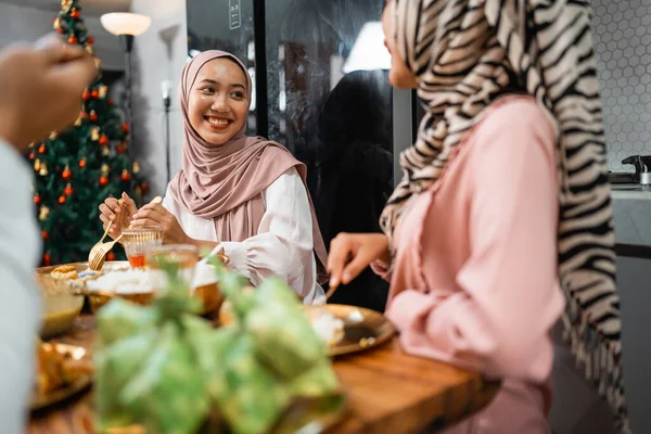 Due Amiche Musulmane Che Chiacchierano Mentre Cenano Iftar Casa — Foto Stock