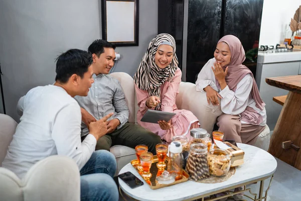 Amigos Musulmanes Reúnen Mientras Celebran Idul Fitri Usando Tableta Juntos —  Fotos de Stock