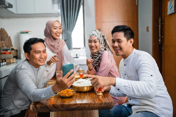 Amigos Felizes Tirando Sua Foto Juntos Usando Smartphone Enquanto Jantam — Fotografia de Stock