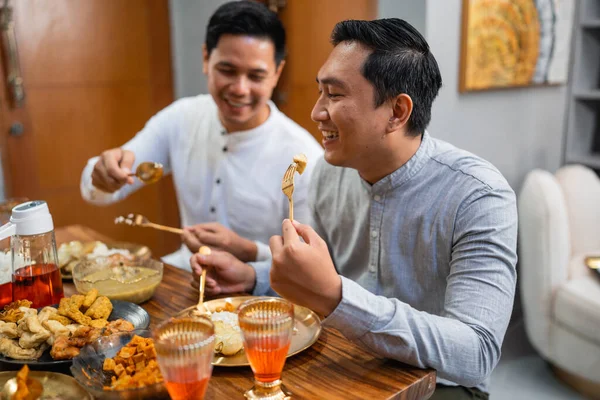 亚洲人的肖像两个男人在家里一起吃晚餐 — 图库照片
