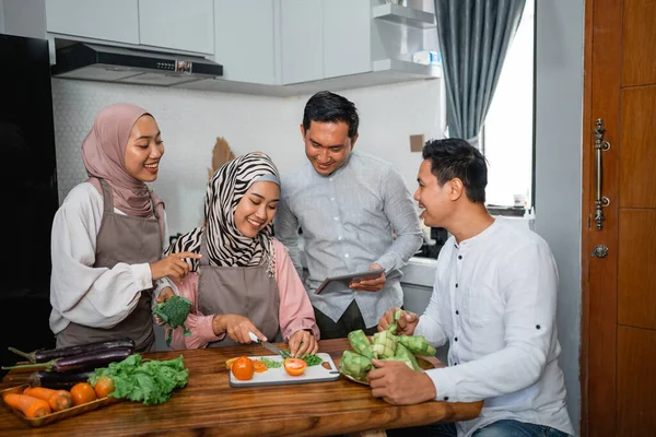 Ven Med Hijab Udseende Tablet Lære Lave Mad Menu Køkkenet - Stock-foto