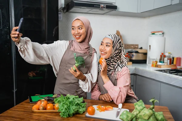 Teman Dengan Hijab Melihat Telepon Mengambil Foto Selfie Bersama Sama — Stok Foto