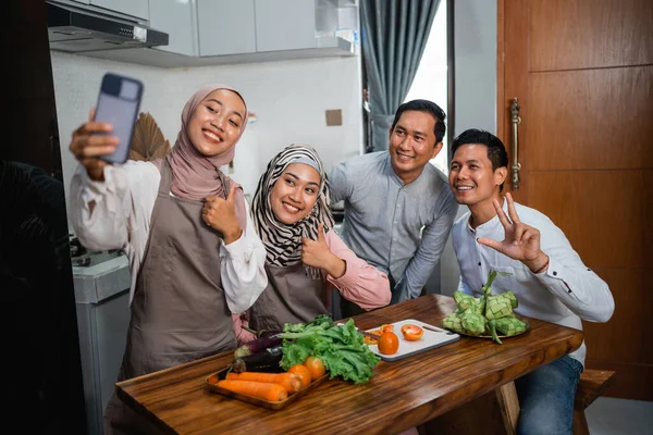 Três Amigos Com Hijab Olhando Para Telefone Procura Nova Receita — Fotografia de Stock
