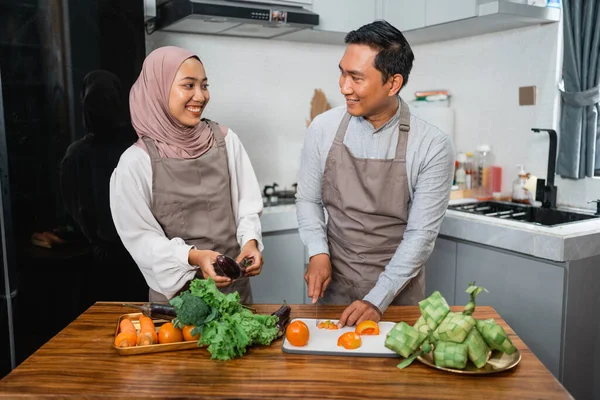 Feliz Jovem Casal Muçulmano Fazendo Comida Juntos Casa — Fotografia de Stock