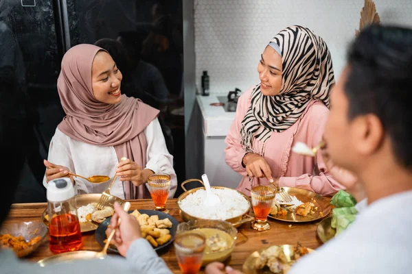 Portré Két Muszlim Barátnő Csevegés Közben Iftar Vacsora Otthon — Stock Fotó
