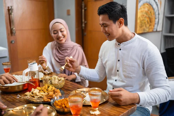 Retrato Marido Mulher Jantando Juntos Durante Ramadã — Fotografia de Stock