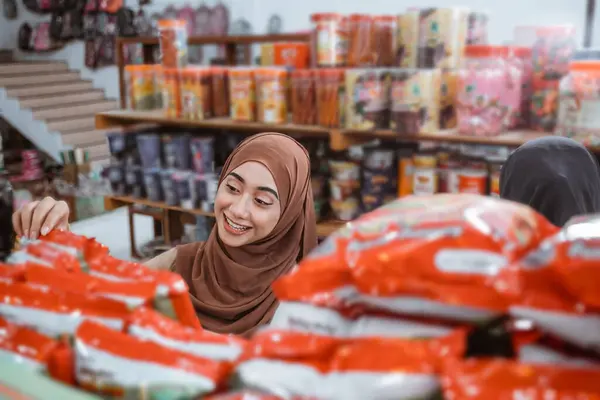 Chica Musulmana Sonriendo Elegir Artículos Comprar Tienda — Foto de Stock