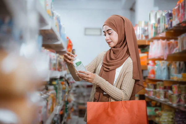 Mulher Muçulmana Segurando Uma Garrafa Bebida Carregando Saco Vermelho Supermercado — Fotografia de Stock