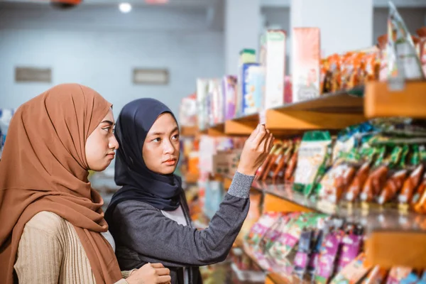 Dvě Muslimské Dívky Byly Šokovány Když Viděly Vysoké Ceny Zboží — Stock fotografie