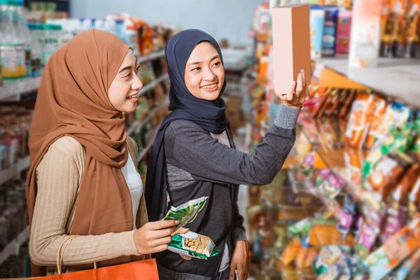 Duas Meninas Muçulmanas Olhando Para Mesa Nutrição Embalagens Produtos Supermercado — Fotografia de Stock