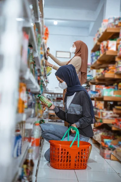 Мусульманська Дівчина Масках Тримає Кошик Коли Збирає Товари Магазині — стокове фото