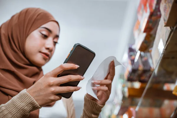 Muselman Kvinna Händer Med Hjälp Mobiltelefon Och Kontrollera Shopping Kvitto — Stockfoto