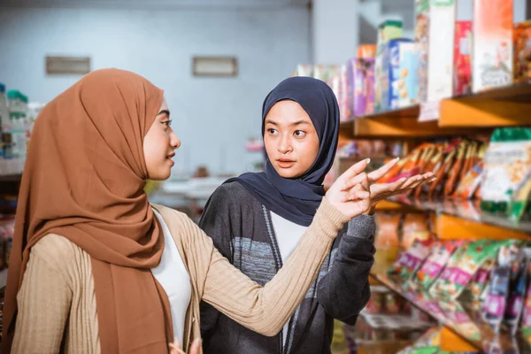 Dos Chicas Musulmanas Chatean Cuando Ven Aumento Precios Los Bienes — Foto de Stock