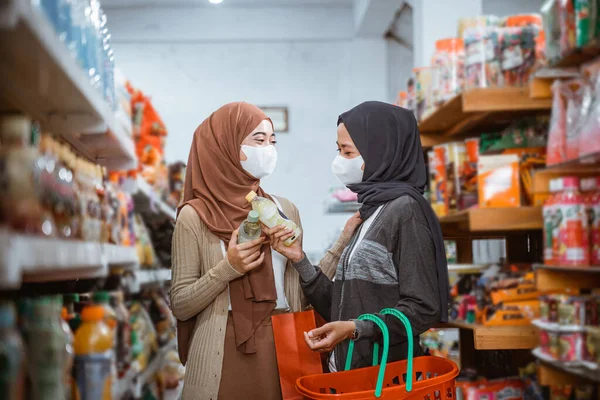 Дві Мусульманські Дівчини Базікають Масках Коли Роблять Покупки Магазині — стокове фото