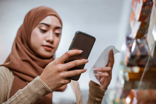 Мусульманські Жінки Азіати Користуються Мобільним Телефоном Перевіряють Покупки Супермаркеті — стокове фото