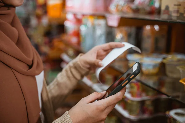 Рука Допомогою Мобільного Телефону Перевірка Отримання Покупок Супермаркеті — стокове фото