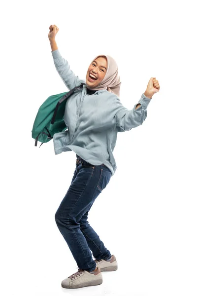 Lachen Moslim Vrouwelijke Universiteit Student Tijdens Vieren Met Rugzak Geïsoleerde — Stockfoto