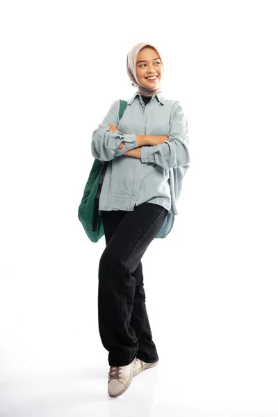 Asiatischer Muslimischer Student Hijab Steht Mit Gekreuztem Rucksack Vor Isoliertem — Stockfoto