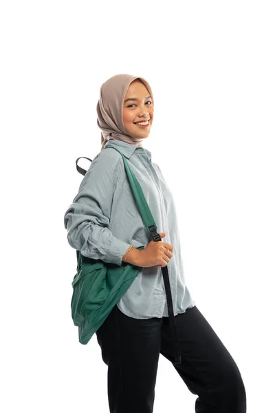 笑顔アジアのイスラム教徒女の子でヒジャーブ歩行ポーズとともにバックパック上の隔離された背景 — ストック写真