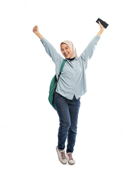 Возбужденная Студентка Мусульманского Колледжа Поднимает Руку Держа Смартфон Белом Фоне — стоковое фото