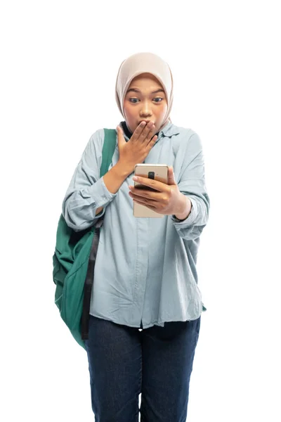 Студентка Вуали Шокирована Взглядом Экран Смартфона Изолированном Фоне — стоковое фото