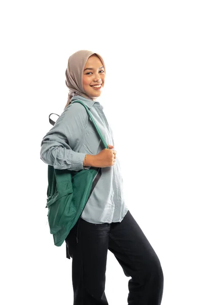 Estudante Muçulmano Sorridente Hijab Andando Com Mochila Fundo Isolado — Fotografia de Stock