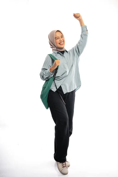 Upphetsad Asiatisk Muslimsk Flicka Hijab Fest Med Ryggsäck Bakgrunden Isolerad — Stockfoto