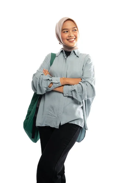 Närbild Asiatiska Muslimska Student Hijab Stående Korsas Med Ryggsäck Isolerad — Stockfoto